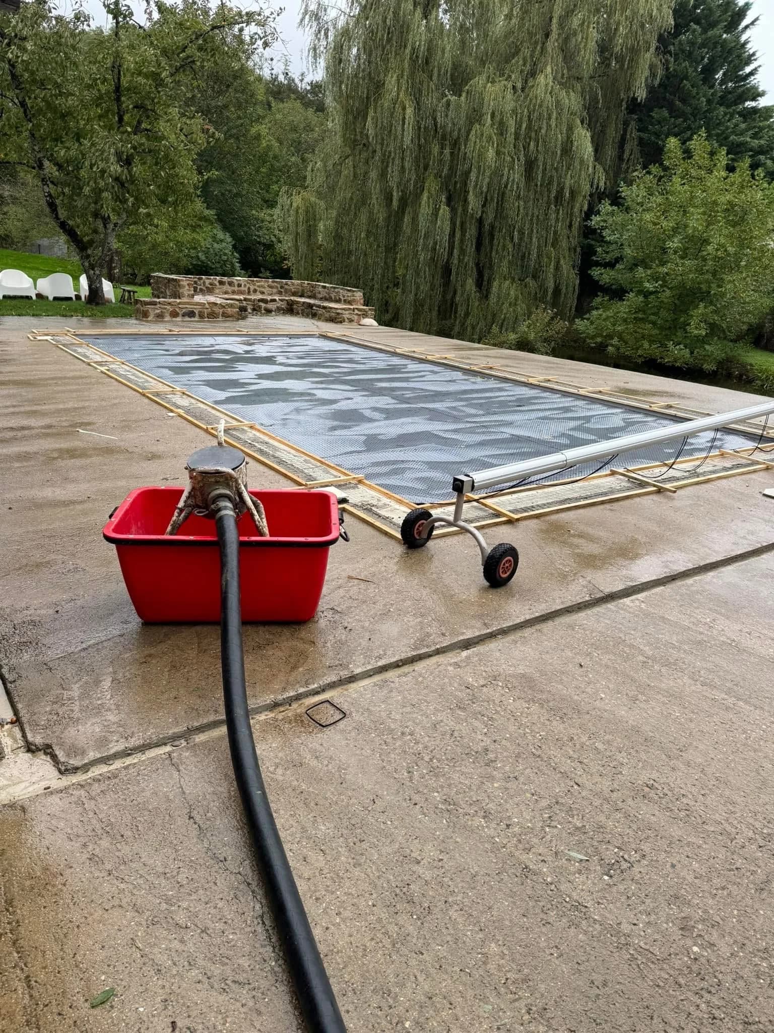 Pose de carrelage extérieur autour d’une piscine à Sennecé-lès-Mâcon - Galerie - Carrelage Mâcon - HBM Carrelage - Image 1