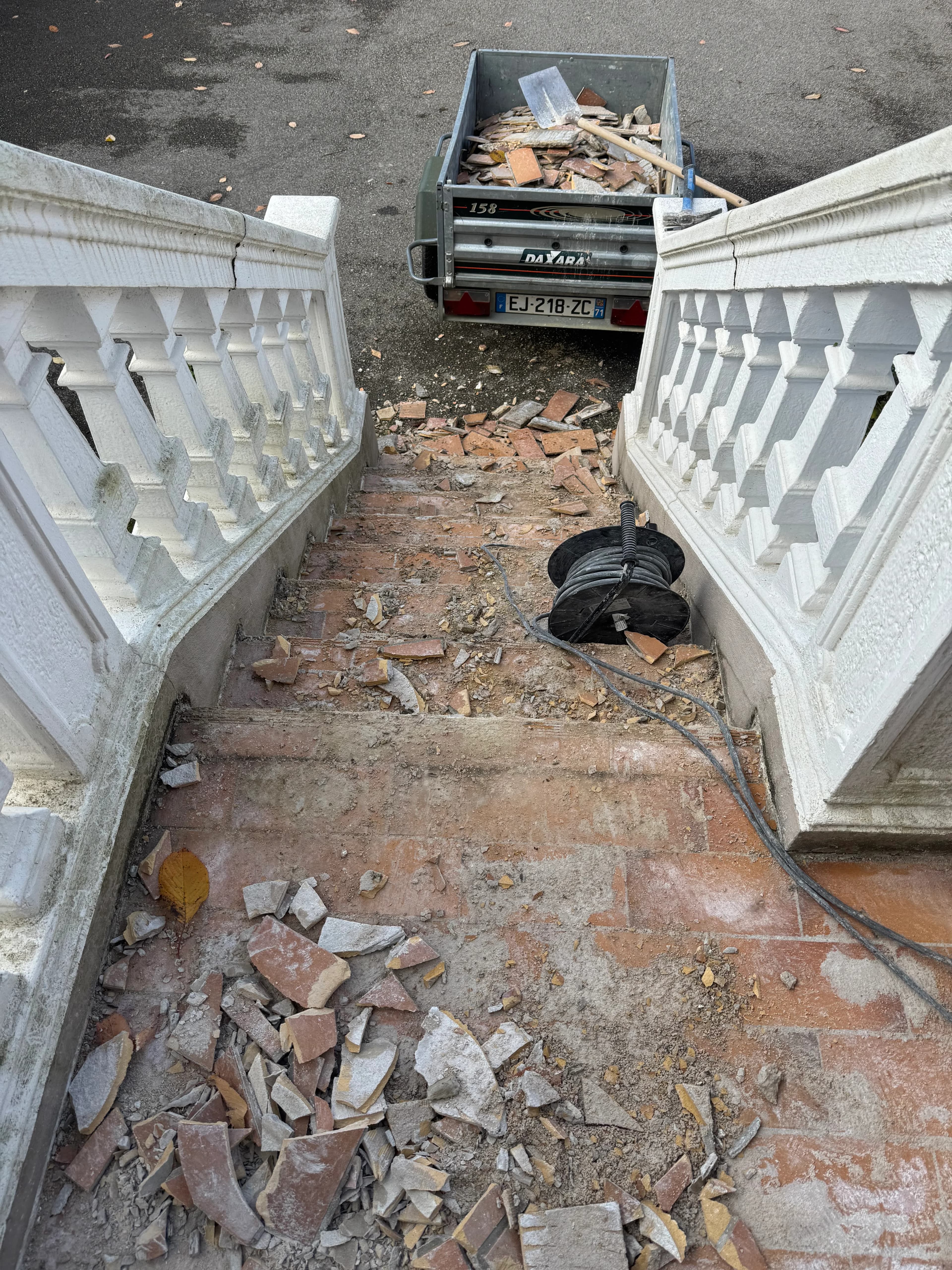 Pose de carrelage sur escalier d’entrée de maison à Cluny - Galerie - Carrelage Mâcon - HBM Carrelage - Image 3