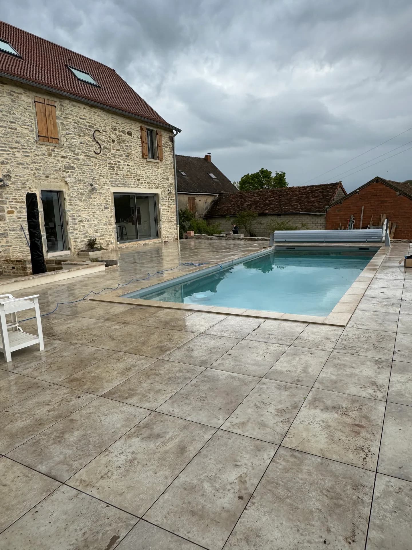 Rénovation plages piscine - Pose carrelage 120×40 - Prissé - Après - Carrelage Mâcon - HBM Carrelage