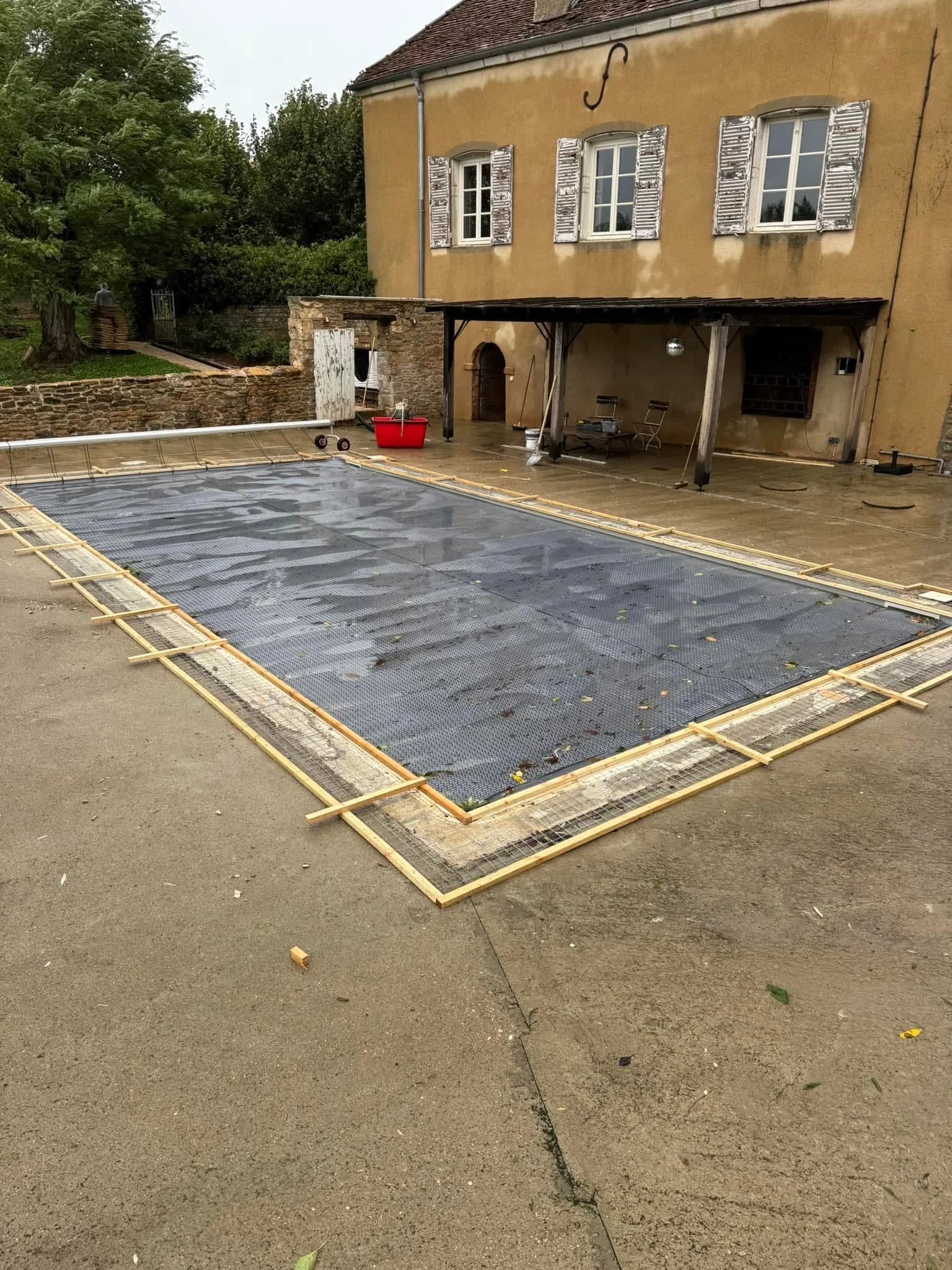 Pose de carrelage extérieur autour d’une piscine à Sennecé-lès-Mâcon - Avant - Carrelage Mâcon - HBM Carrelage
