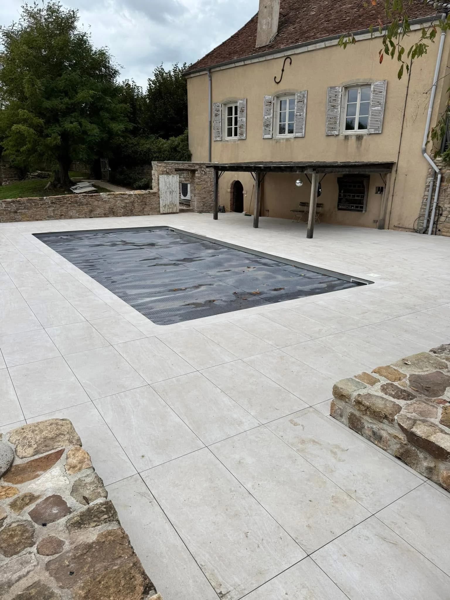 Pose de carrelage extérieur autour d’une piscine à Sennecé-lès-Mâcon - Après - Carrelage Mâcon - HBM Carrelage