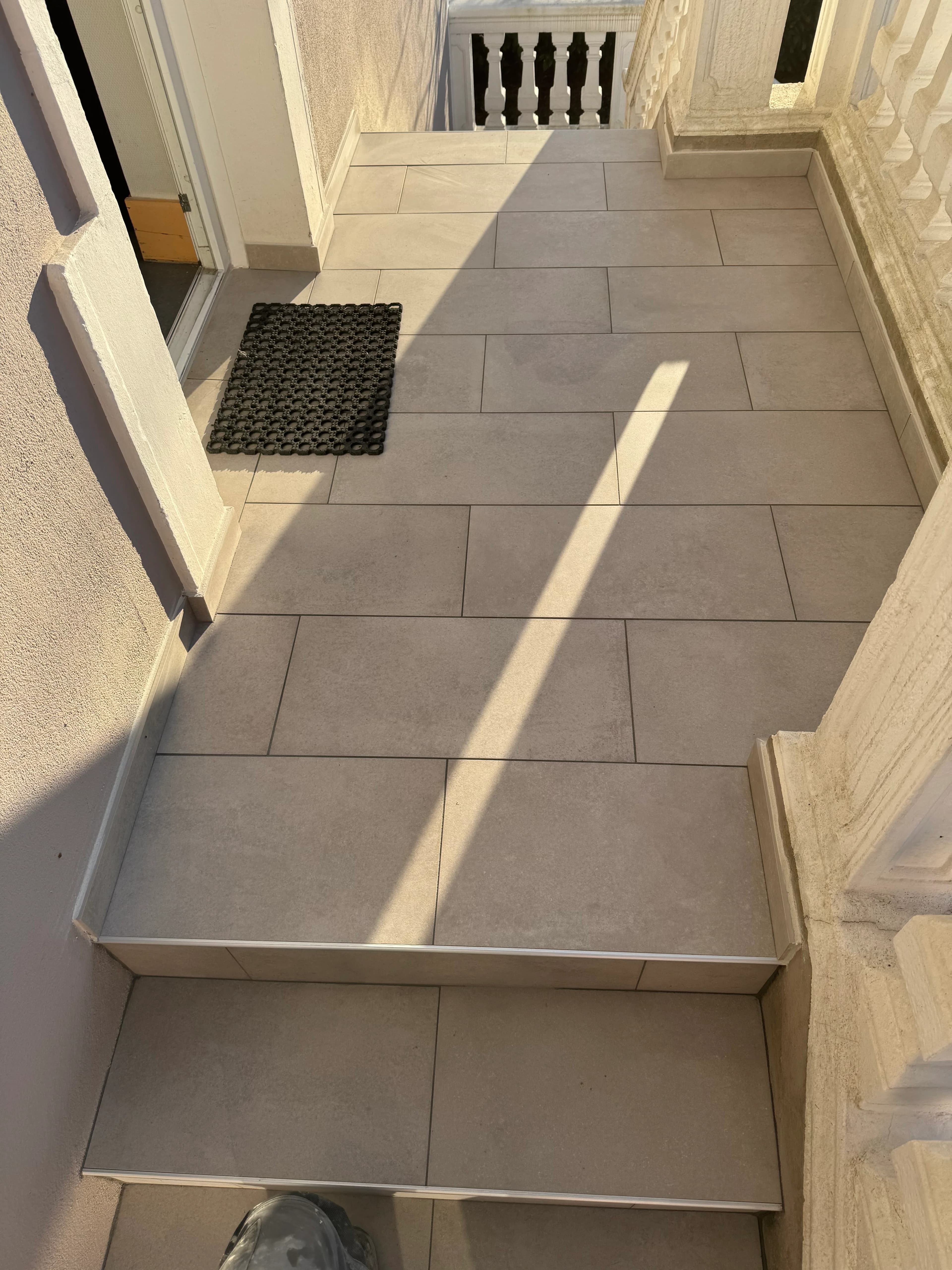 Pose de carrelage sur escalier d’entrée de maison à Cluny - Après - Carrelage Mâcon - HBM Carrelage